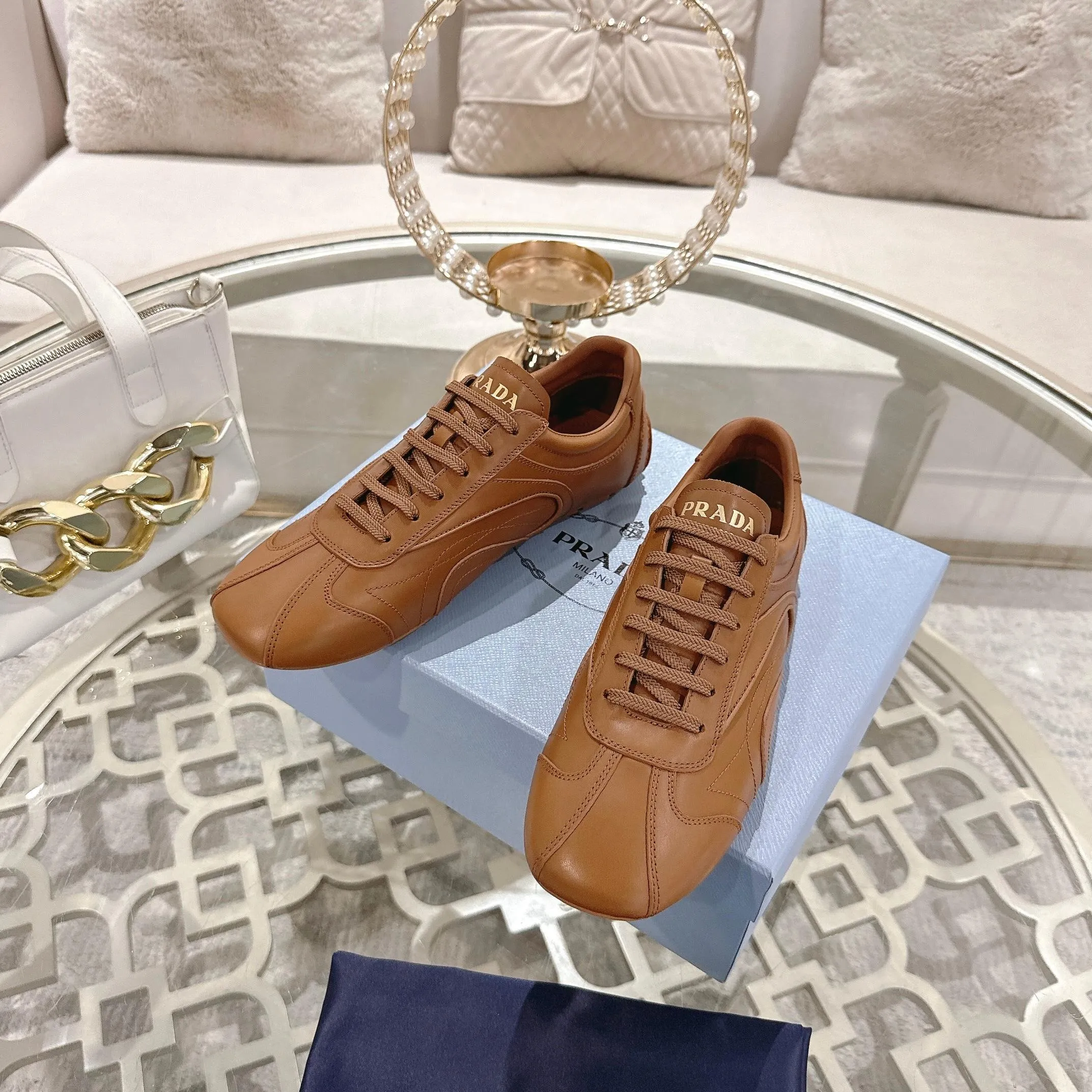 P600. PRADA for couples, casual shoes for couples, originally developed 1:1, made of imported cowhide, silk sheepskin lining, rubber outsole, comfortable and soft on the feet, size for women: 35 to 41. Male 38 to 45